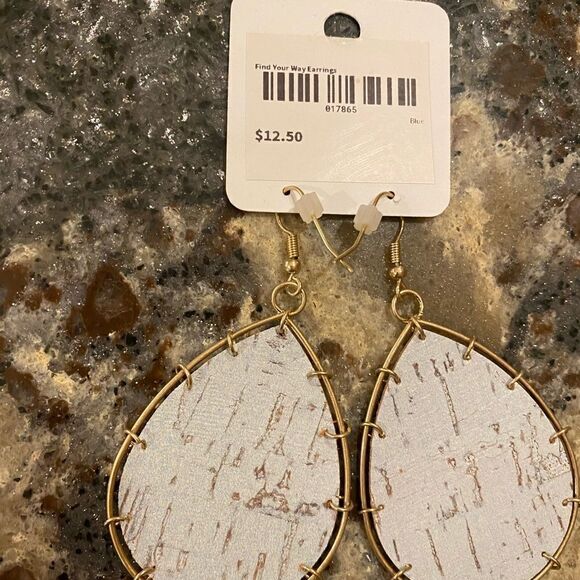 (NWT) light blue Fashion earrings - Picture 2 of 3